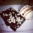 REALLY good brownies with icecream (: