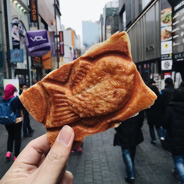 Croissant Taiyaki with red bean fillings from the street food stalls in Seoul.