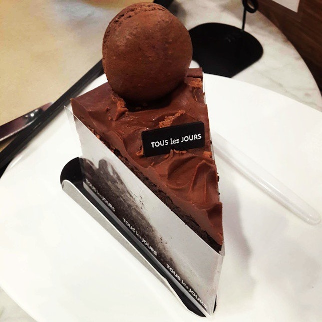 Devil's Chocolate Cake 🍰❤ #touslesjours #devil #chocolatecake #chocolate #instafood #foodporn #foodies #foodstagram #desserts #Chilling #boyfie #shapilapfish #asiansatwork #delicious