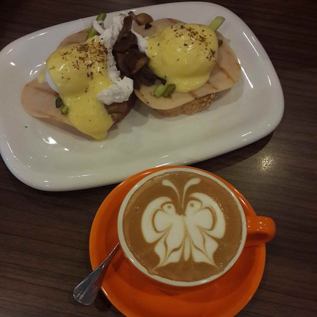 The Benedicts for Brunch😊 #eggbenedicts #mocha #mr8ms #cafe #instafood #foodporn #foodies #foodspammer #instacoffee #coffee #cindyhasbrunch #delicious #shapilapfish