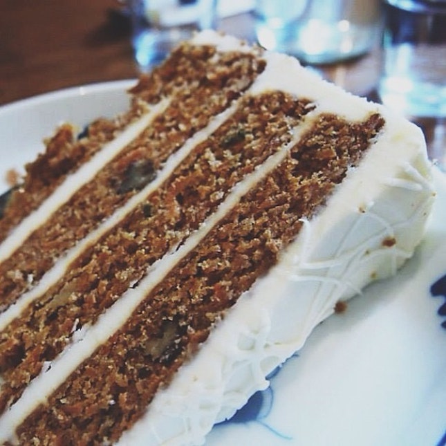 The famous 4 layered carrot cake with @adevawong