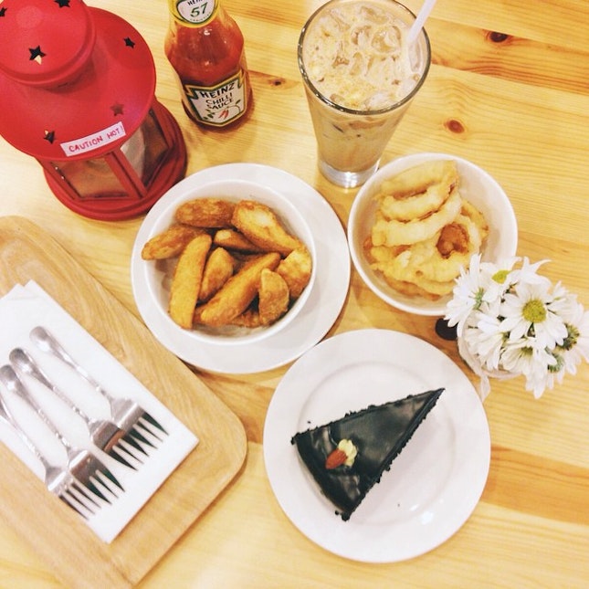 🍰🍟☕️ #foodporn #foodie #instafoodie #igmalaysia #malaysiacafes #igers #wedges #cakes #choco #durian #coffee #mocha #coffeeaddict #onionrings