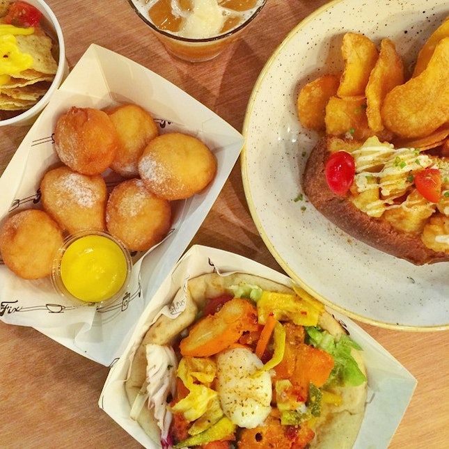Lunch fix with @beaverwoo and goddaughter - Chicken Tikka Naanwich // Liu sha donuts with salted egg yolk custard dip // Lobster roll // Lychee Earl Grey Tea 🍴 #fixcafesg #fixgrillsg #lunch #brunch #lobster #liusha #naan #sgfood #sgcafe #cafehoppingsg #yum #omnomnom #onthetable #instafood_sg #eatoutsg #burpple