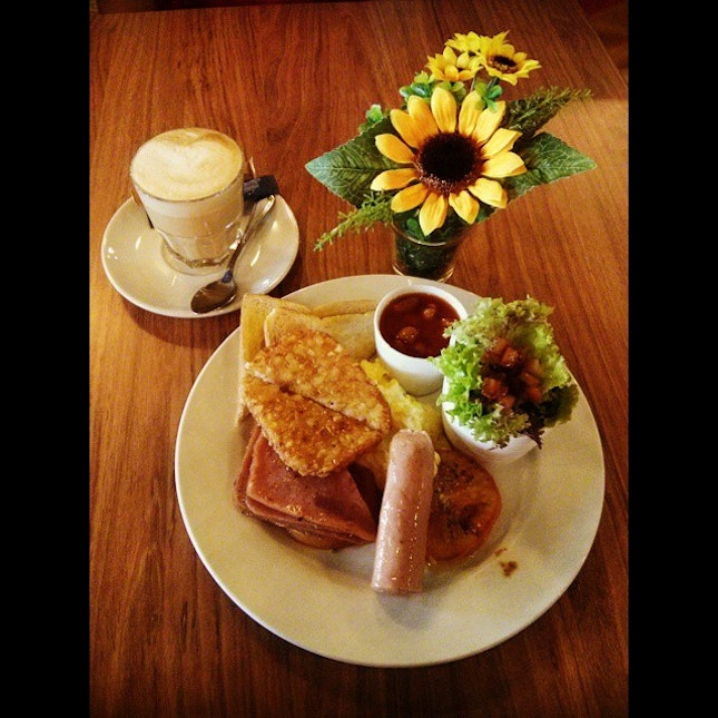 Gentleman Breakfast & Hot Cafe Latte ☕🍴💕 #vscocam #foodporn #bmcphotography #twinnie #breakfast