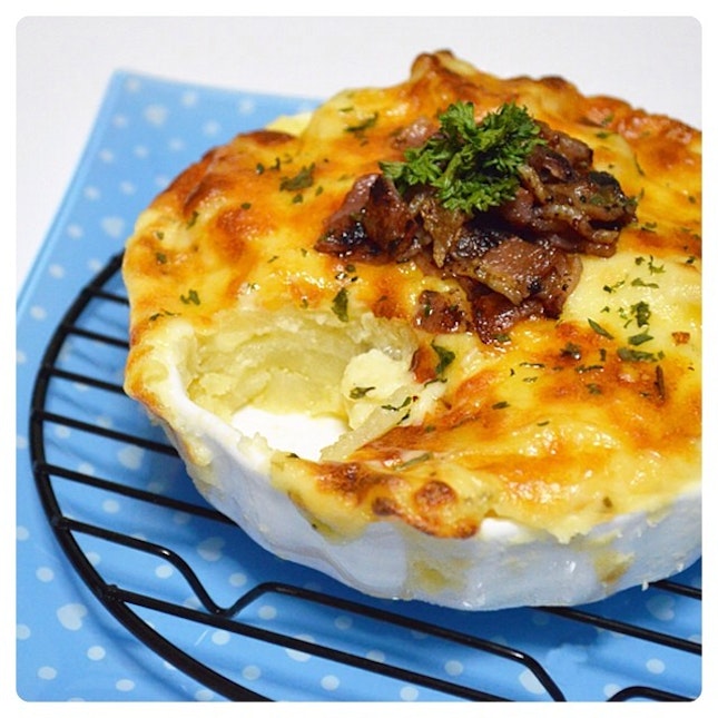 #homemade Potato Gratin: Scalloped potatoes drizzled with garlic-herbs bechamel sauce, topped with more cheese to give that golden brown crust.