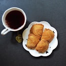 4 mini curry puffs & a cup of triple berry Twinings tea.