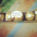 #ferrero #chocolate #sweets #yum #snack #calories #fats #foodgram #foodporn #ig #foodstagram
