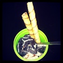 Midnight snack ni @marlonr17 😋 double dutch ice cream with crushed oreo & choco-hazelnut sticks #yummy #sweets #midnightcraving