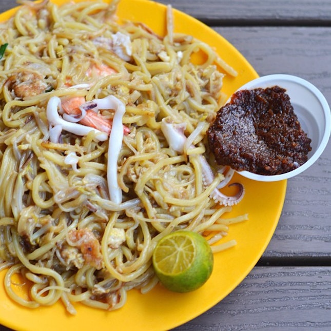 One of our favourite Singapore local delicacy is none other than fried hokkien mee, with a beautiful sambal chilli on the side, generous seafood portions, good starchy gravy and a refreshing tang from the lime!