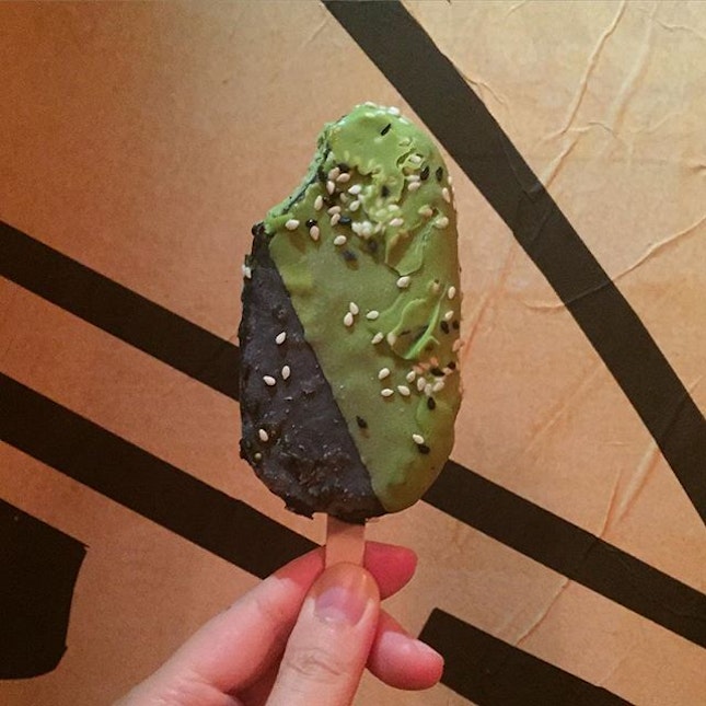 Probably the best neh neh pop we've tried so far - cha cha pop a collaboration between @nehnehpopsg & @matchayasg Matcha ice cream stuffed with black molasses, encased in a thin layer of houjicha and matcha shell that was dipped with feuilletine and toasted sesame respectively, what a pop!