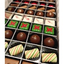 All I want for X'mas is a box of chocolates where I can indulge as many as I want 🎄 ======
And that night.....I had one of each.