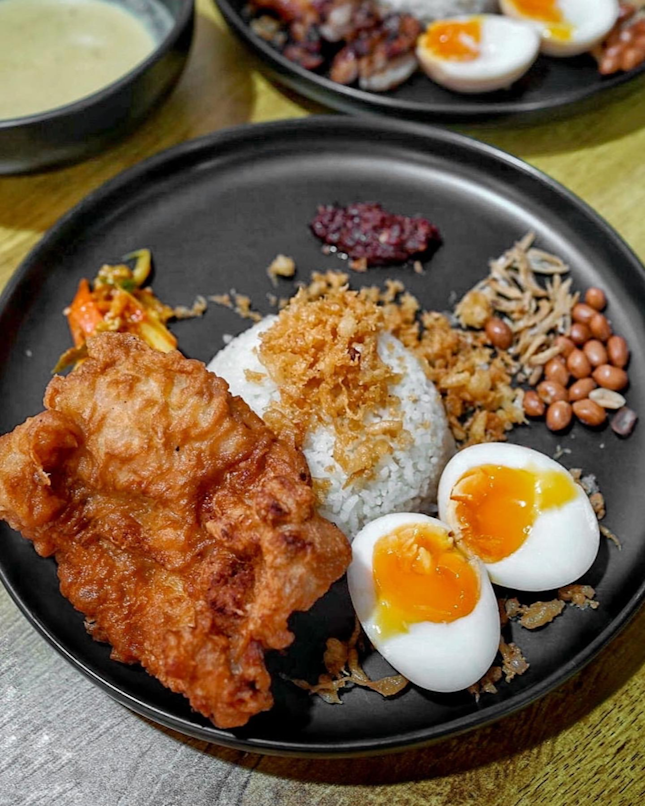 @husknasilemak, located at level 3 Bugis Cube. We tried the Signature chicken cutlet and Grilled chicken set.