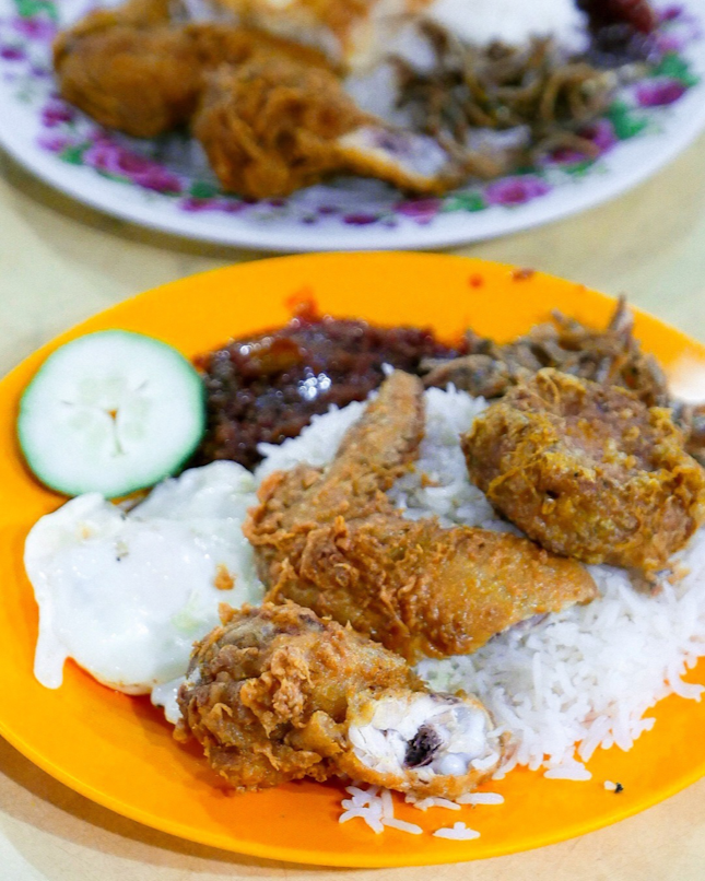 In the battle of nasi lemak at Changi Village Hawker Centre, my choice was leaning towards Mizzy Corner before the bell rang. 