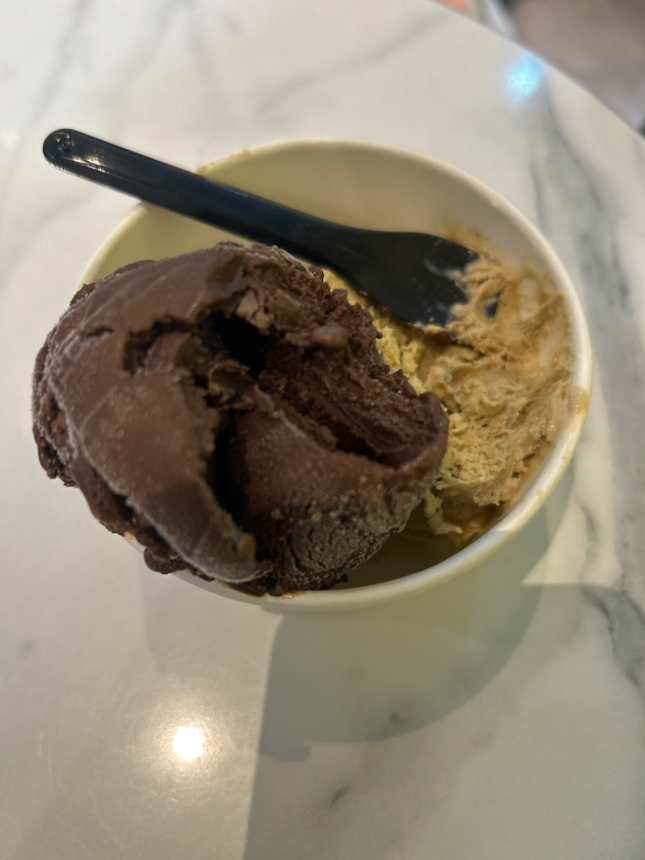 Dark choco and pistachio (premium) gelato