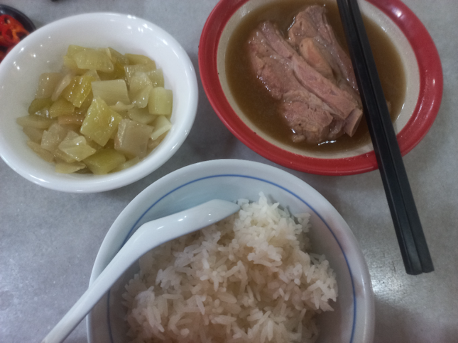 Superior spare ribs soup with rice and kiam chai