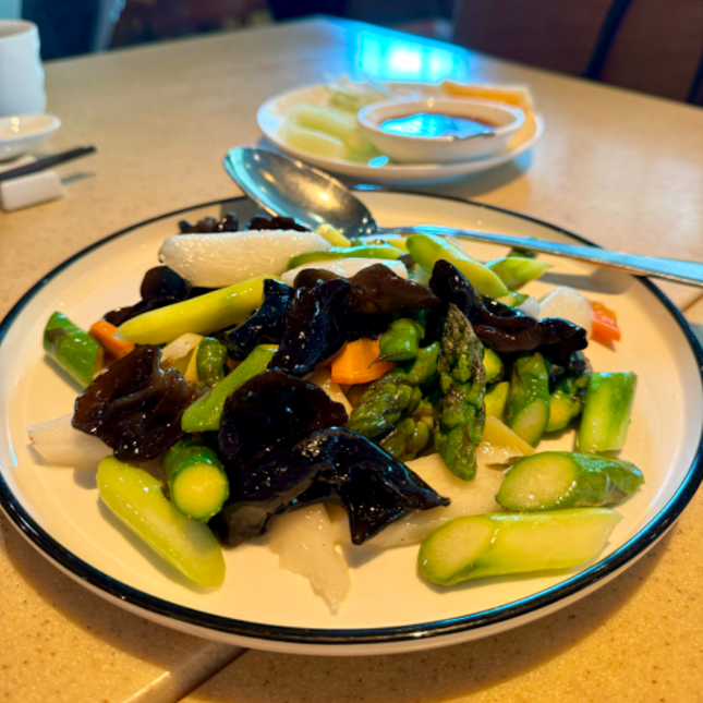 Sautéed Asparagus with Cloud Fungus and Fresh Chinese Yam