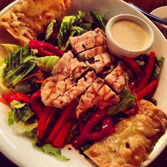 #grilled #chicken #salad #greens #redpepper #carrots #tonyromas #dinner with mum #love #healthyeating #foodporn #foodstagram #foodie #instaphoto
