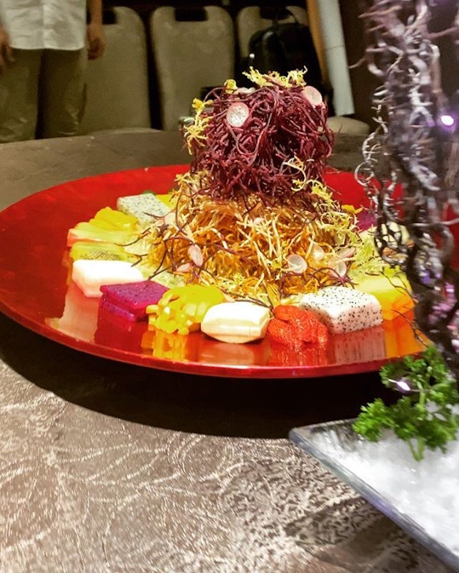 With a presentation looking like something right out of a gourmet anime, @LongBeachSeafood's Prosperity Fresh Fruit #YuSheng is a feast for the eyes and tummy.