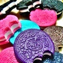 Looooks Yum and cutey colorful oreos 😁💜💙💗 #craving #foodporn #sweet #colors #oreos #igers #instadaily #instapic