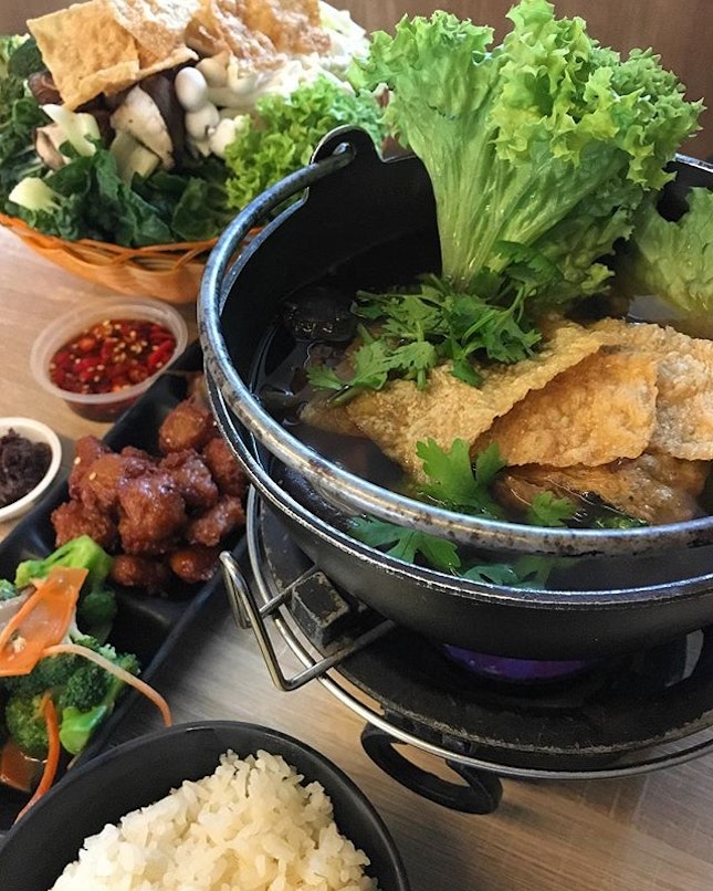 Find comfort this cold #MeatlessMondays with Steamboat from @greendotsg - comes with soup base of either Laksa, herbal or tom yum!