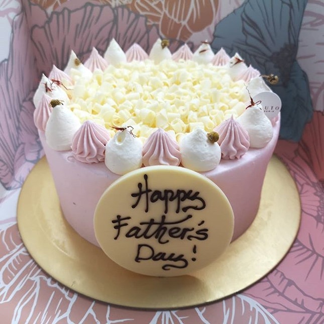 A very pretty cake and box to celebrate Father's day.