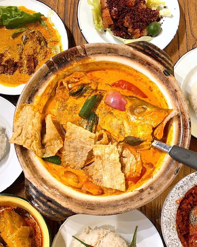 ✋🏼Who's up for some Curry Assam Fish Head, Curry Chicken, Crispy Sambal Pork, Chicken biscuit and steaming white rice 🥰✋🏼
.