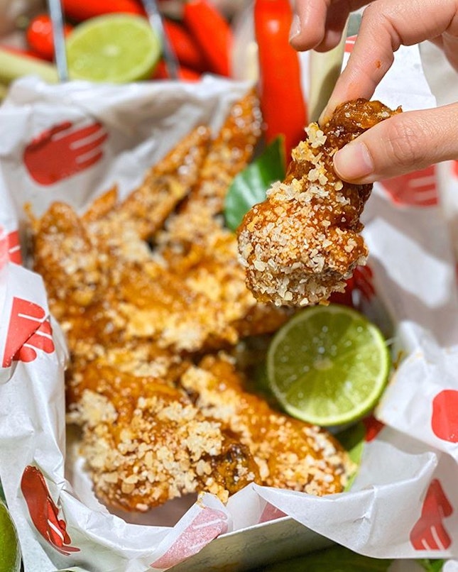 💥🍗Check out @gimme4fingers New Explosive Tom Yum Pop Crispy Chicken💥🍗Each Fried Chicken is meticulously hand brushed with their homemade Tom Yum Sauce- a mix of spicy, sour and salty flavors and topped with popping candy crispies for a touch of sweetness.