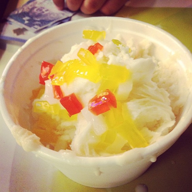 Delicious peach flavoured-Snow Ice in Malcca with Jelly topping 😋😄😁 #delicious#snowice#peachflavour#melaka#yummy