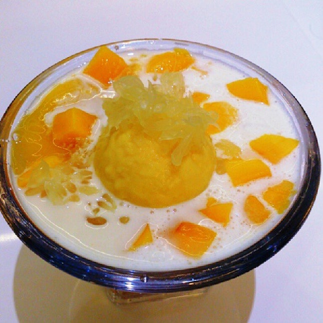 Mango sago in coconut milk with pomelo and ice cream =￣ω￣=