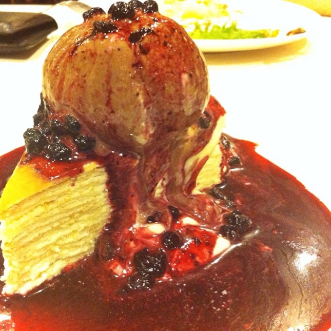 Blueberry cheese crepes w/ chocolate ice cream #dessert #vsco #vscocam