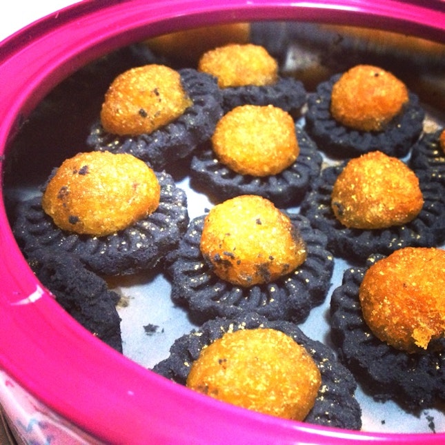 Traditional Black Gold Pineapple Tarts from Home's Favourite