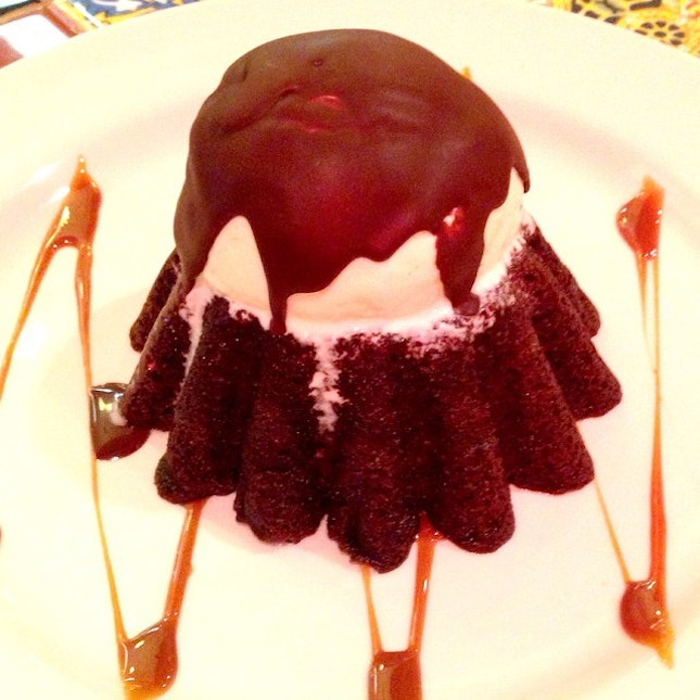 Chili's molten chocolate cake 😘😘😘 #chilis #yummy #favorite