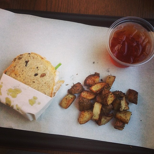 First trip to #breadyard thanks to the wonderful recommendation by @moonlitsunsets keke ^^ smoked chicken sandwich on olive bread with roasted potatoes and ice tea.