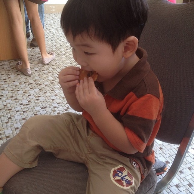 Made chocolate chip cookies last night and brought some to church ^^ keke makes me so happy to see such a cute supporter of my cookies ^^ <3 he was so engrossed in eating the cookie that he didn't respond to anyone who tried to talk to him kekeke #thepowerofcookies #loves #thecutestthing #kids #cookie #eat #food