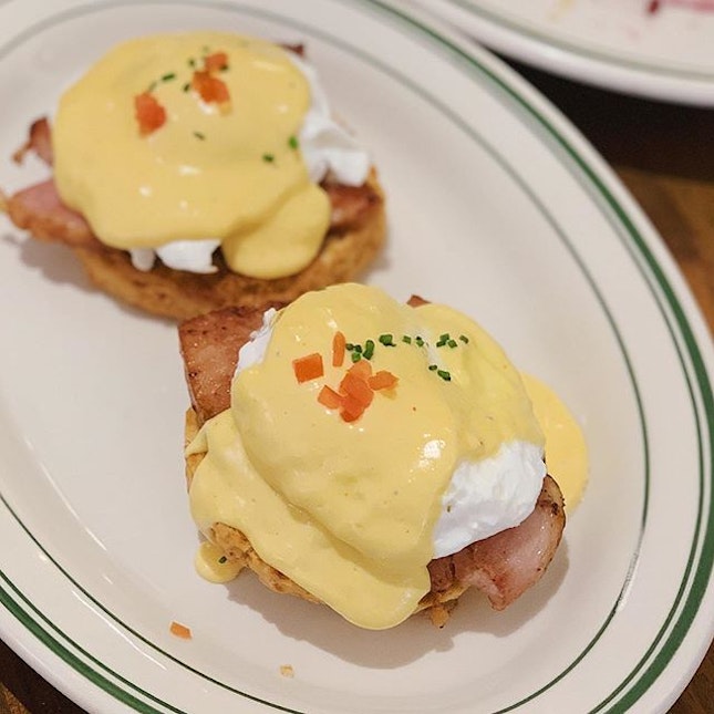 Craving for these sinful Eggs Benedict served on delicious little buttermilk biscuits 😍
