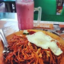Nice plate of mee goreng, washed down with a cup of iced bandung...