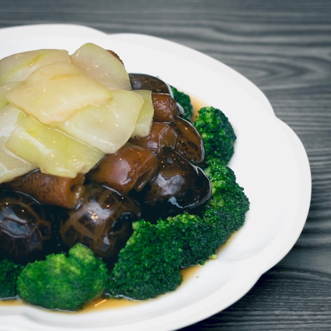 Braised Sea Cucumber with Pomelo Pith & Broccoli