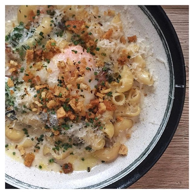 Early rainy mornings calls for some Breakfast Mac & Cheese ($12) from @birdbirdsg 😌 
It's the perfect combination of bacon, mushrooms, roasted tomatoes & kale together with gooey cheese & #eggporn worthy yolk right smack in the middle of it all.