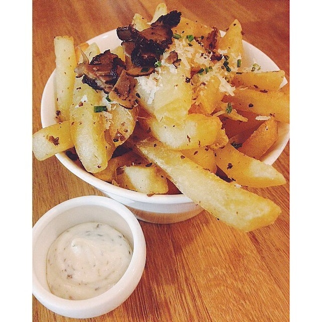 yum yumms truffle fries are the BEST 👍🍟 #truffle #fries #foodsg #lunch @sarahtanyn @tanyeesin007