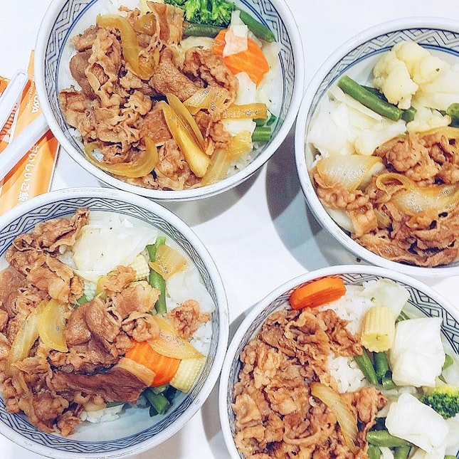 #1for1 Beef with Vegetables Rice Bowl from #Yoshinoya for lunch yesterday at only $3.25 each (paid $6.50 for 2) using the Entertainer App (@the_entertainer241)!