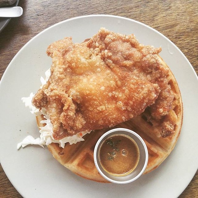 Not your ordinary Southern "Fried chicken and waffle", Sin Lee Foods modified the chicken into prawn paste crispy version (a.k.a Har Cheong Gai).