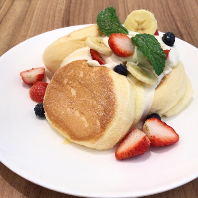 Soufflé Pancakes With Fresh Fruits