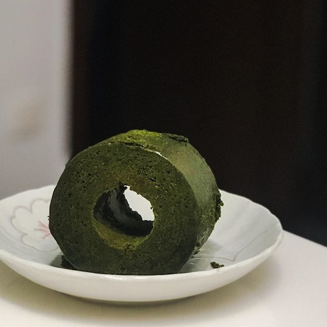 Matcha Baumkuchen 🍃🍵🍰
| Extremely fragrant, not too sweet, intense, moist and umami‼️ The ultimate matcha bamboo cake 👍🏻 My 2nd favourite dessert 🌟
•
PS: Once you ate @tsujirihei_honten Matcha Baumkuchen, you won’t settle for any mediocre baumkuchen 🤤😛
〰️
#burpple
