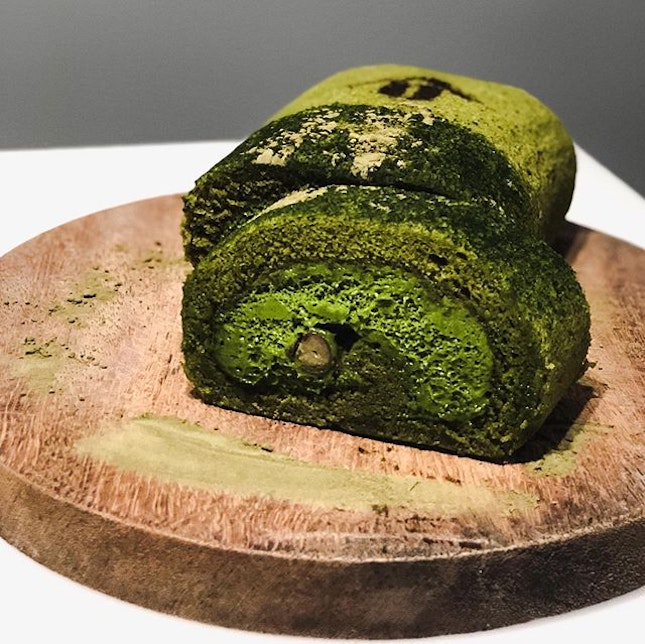 Matcha roll cake for you⁉️🍃🍰
•
I have posted a few times about this unbeatable matcha roll cake from @tsujirihei_honten and it is still my top favourite!