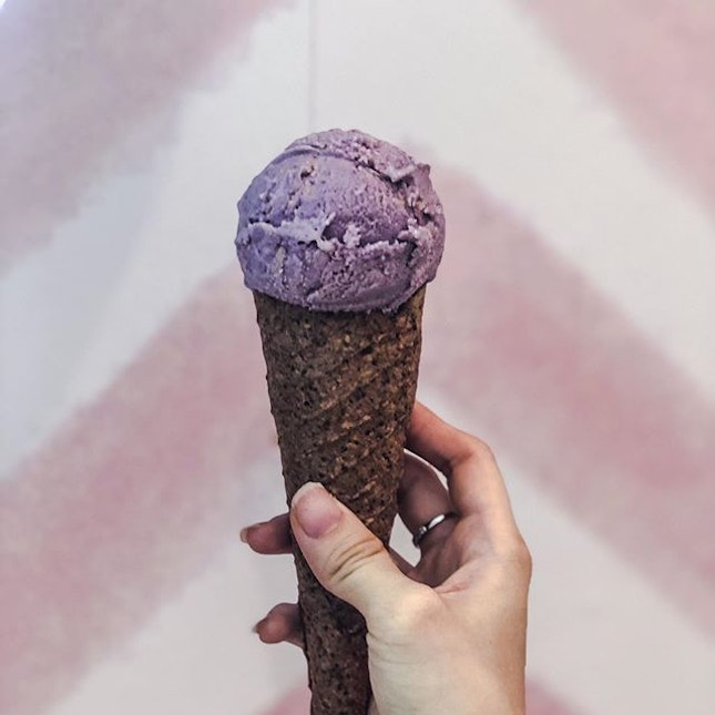 [NEW - October Flavor] : 🥧 + 🍦= Perfection 💯👍🏻‼️💜💙
•
Blueberry Pie 💜💙
| Coconut oat milk base, made with real sweet blueberries that creates this beautiful purple-blue ice-cream, with generous toppings of gluten free pie crust and homemade vegan lemon curd folded inside, make up this delightful blueberry pie ice-cream.