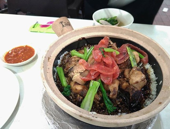 Brought bf out to try this claypot chicken rice!