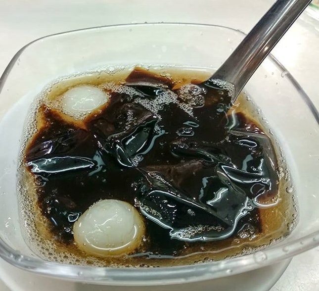 Grass jelly with longan dessert after team lunch today.