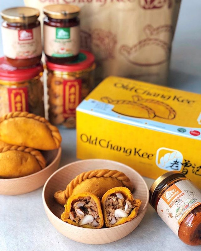 Hainanese Chicken Rice’O —$2
Thrilled to try this new golden crusted puff stuffed with steamed chicken chunks, ACTUAL Hainanese rice and a dash of Hainanese Chilli sauce & dark soysauce!