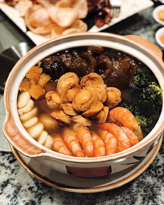 Pencai —$428/10pax
This Braised Buddha’s Temptation Claypot is part of the Prosperity Takeaway along with the Roast Combination Platter that comes with 3 choices of roast (duck/pork belly/charsiew/chicken)—$78.