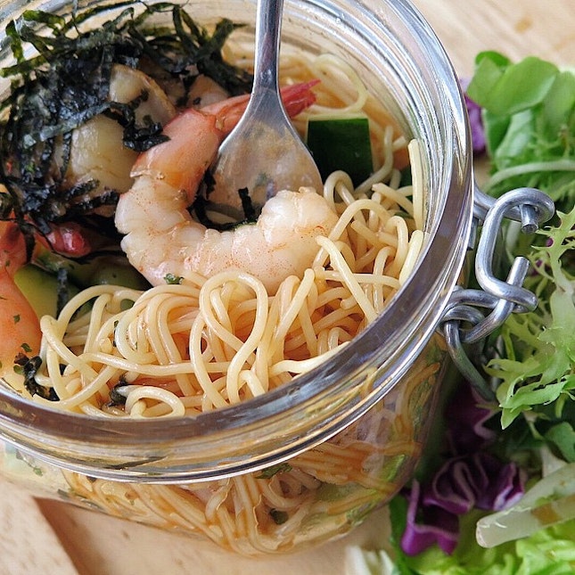 If you are feeling bored of eating regular pasta, or simply want to try something new, what about this chilled capellini tossed in homemade sauce, seasonal greens and fresh shrimps served in a jar.